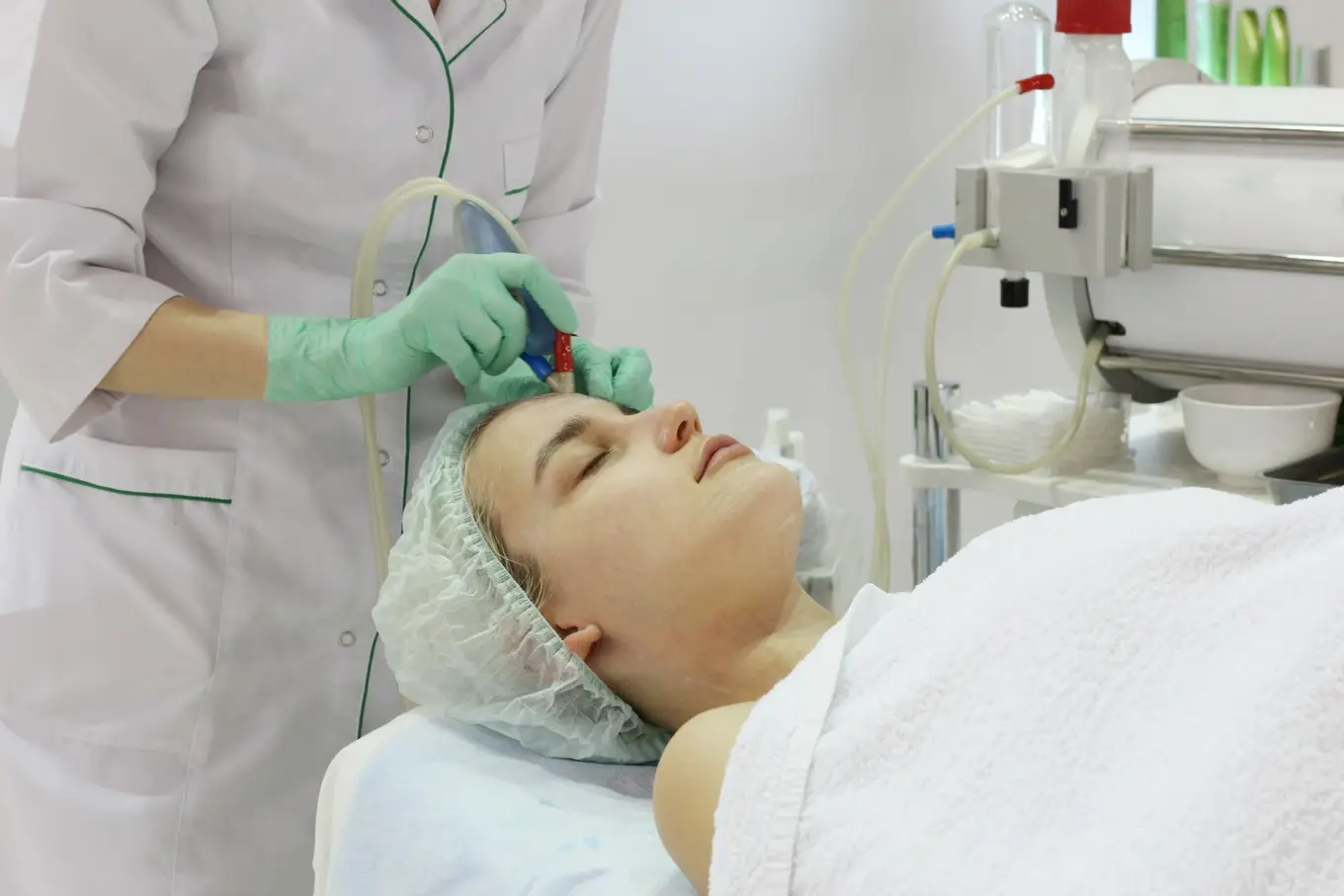 zabieg odmładzający na twarzy